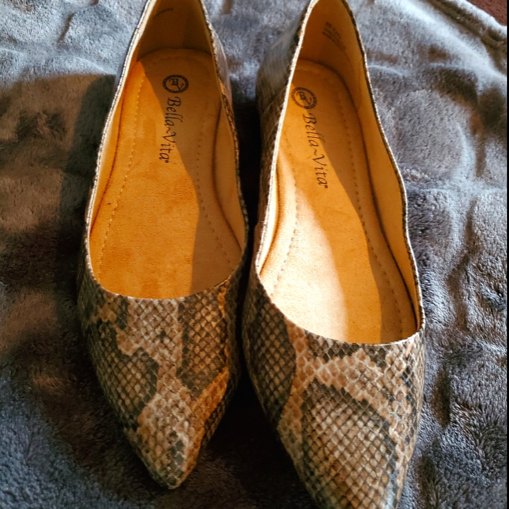 Bella Vita snake skin flats